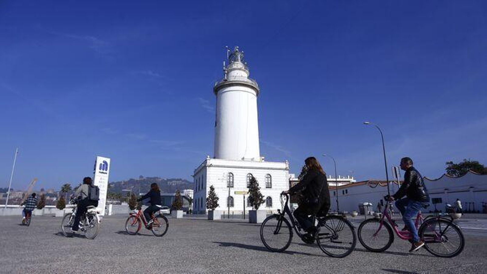Ciclistas pasando por delante de la Farola.