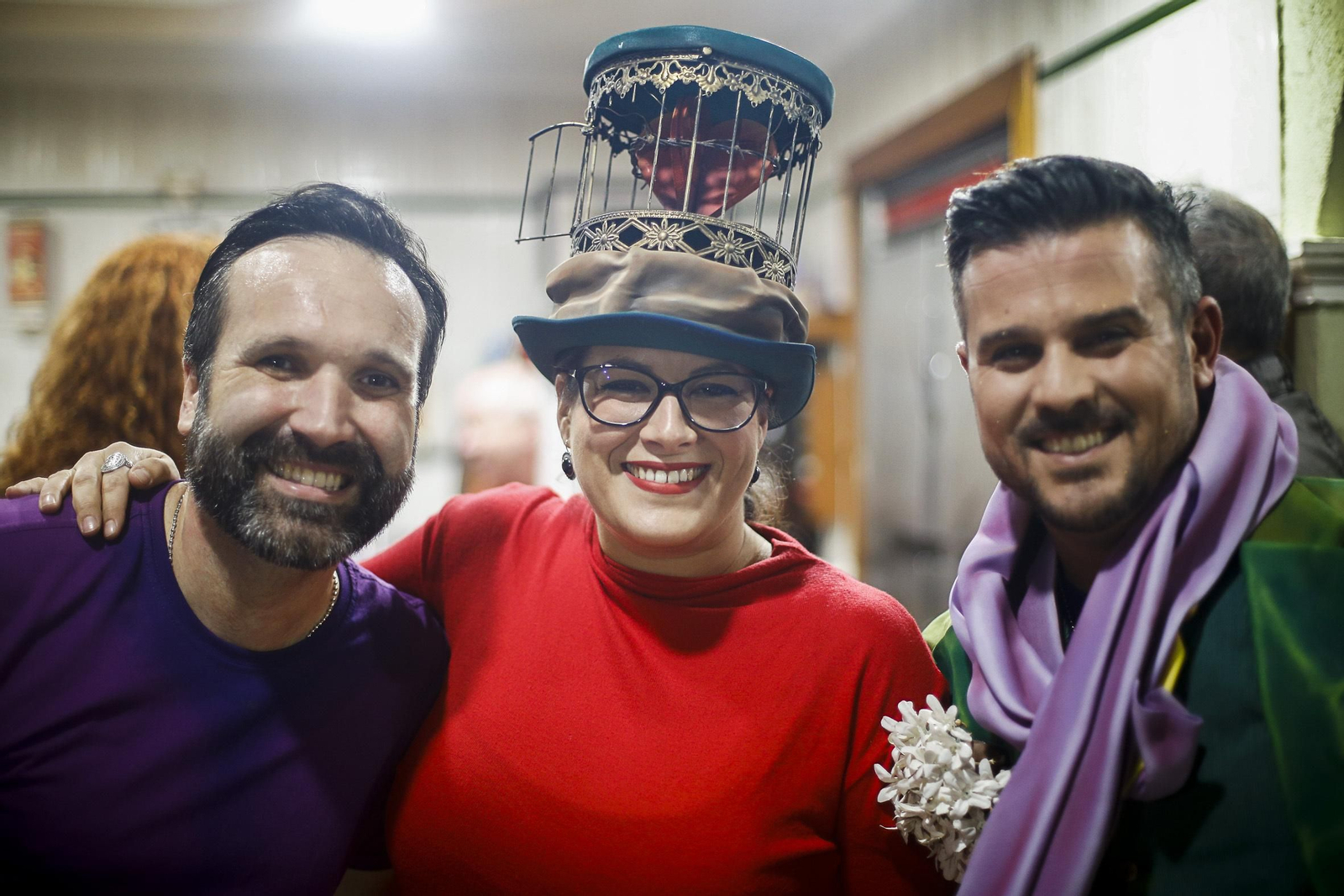 Edu Brihuega, a la izquierda, junto a Milián Oneto, que los dos últimos años ha salido con la comparsa de Bienvenido, y otro miembro de su nuevo grupo.