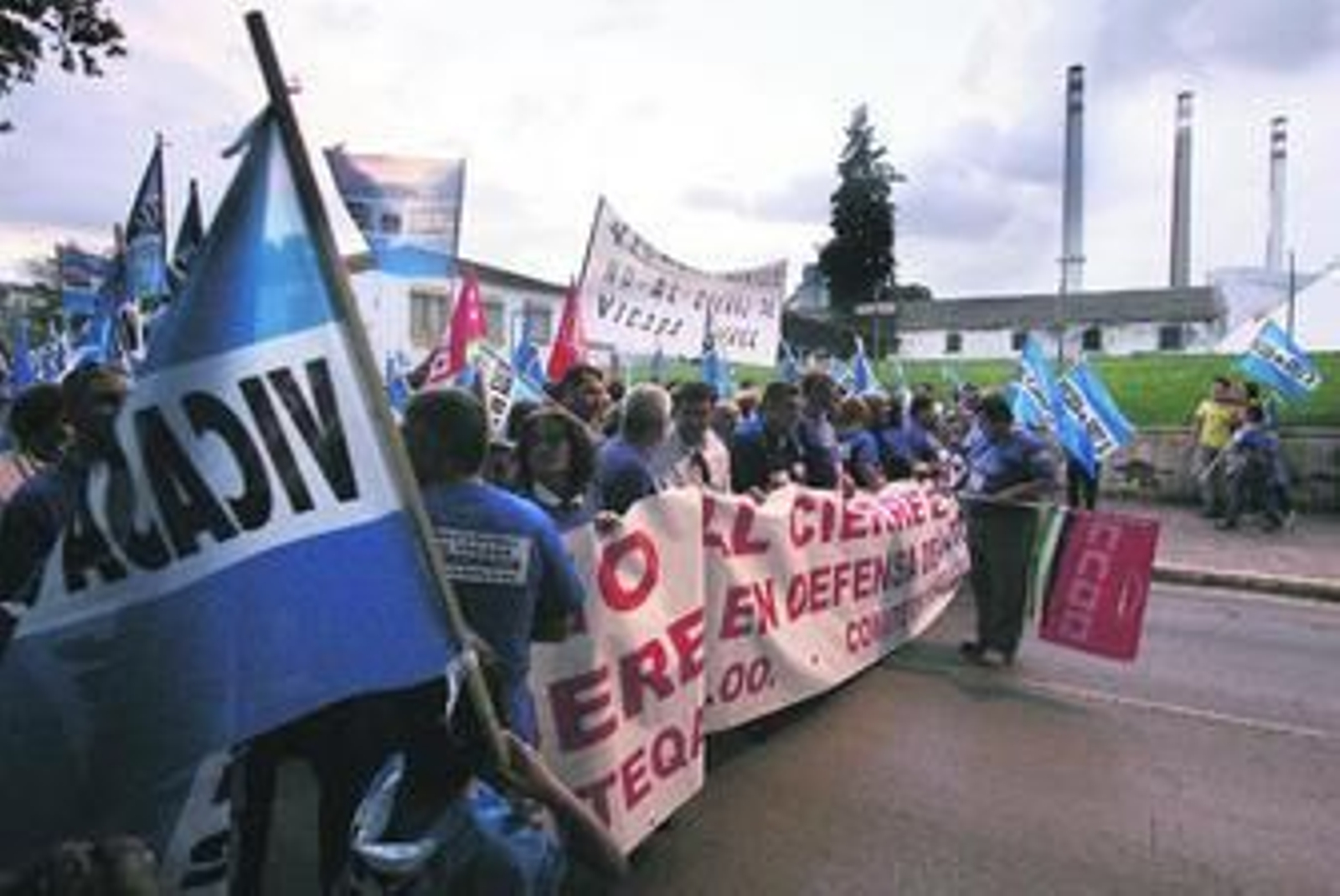 Las torres de los hornos de Vicasa, al fondo de la gran manifestación contra el cierre de la planta de Jerez.