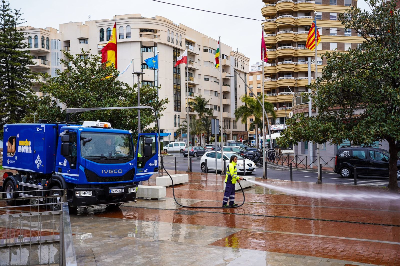 Un operario limpiando con uno de los nuevos camiones vinilados