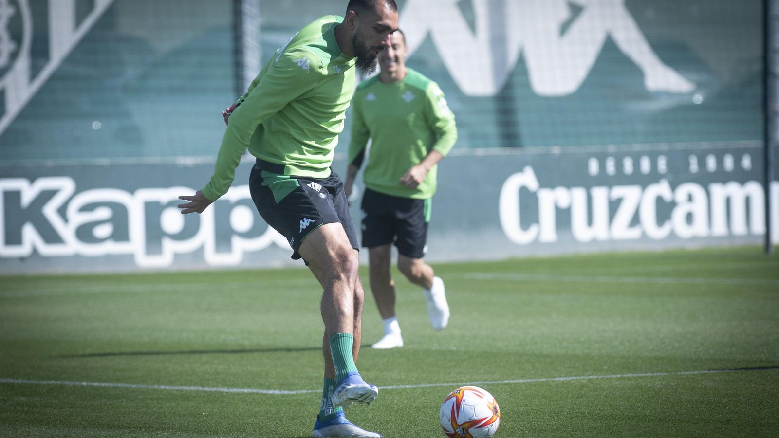 Borja Iglesias golpea el balón en el entrenamiento.