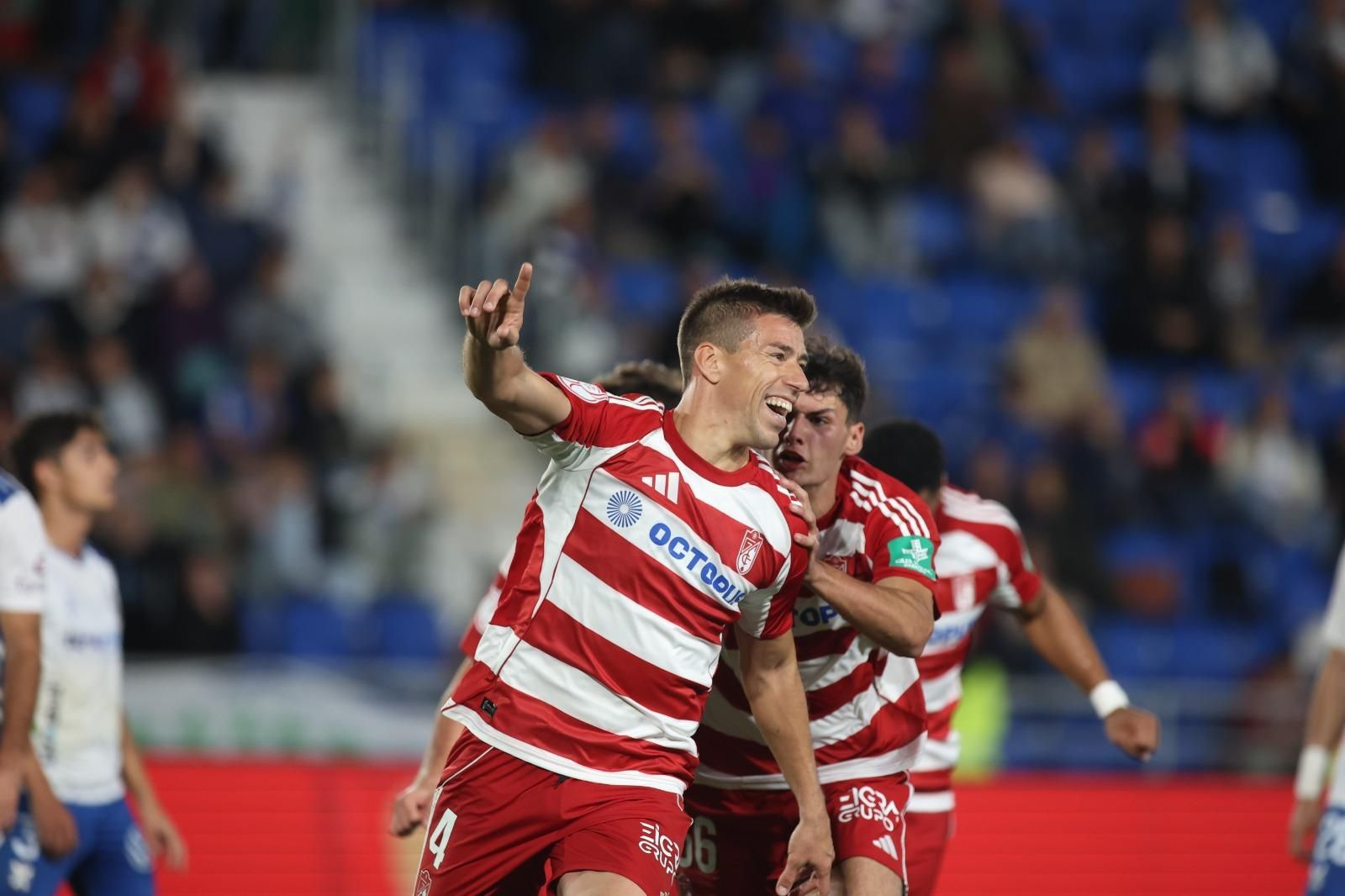Rubén Alcaraz celebra el tanto del Granada CF ante el Tenerife.