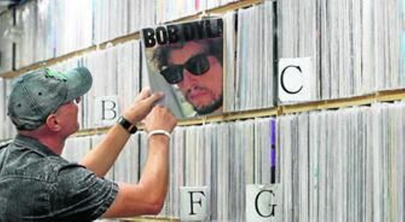 De repente resulta que este hombre ha estado ahí todo el tiempo, incluso aunque no nos hayamos dado cuenta.