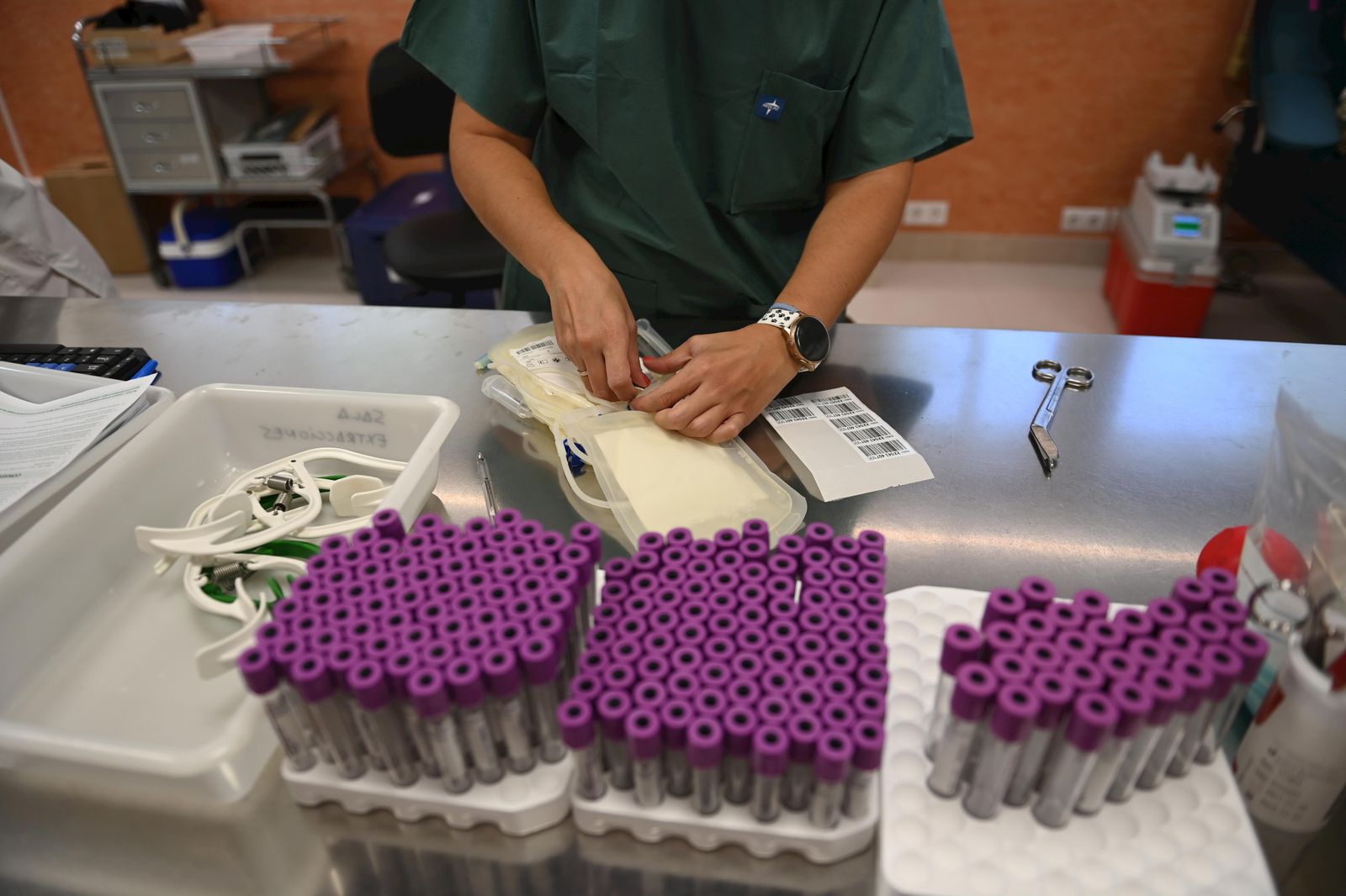 Una sanitaria durante una colecta de sangre.