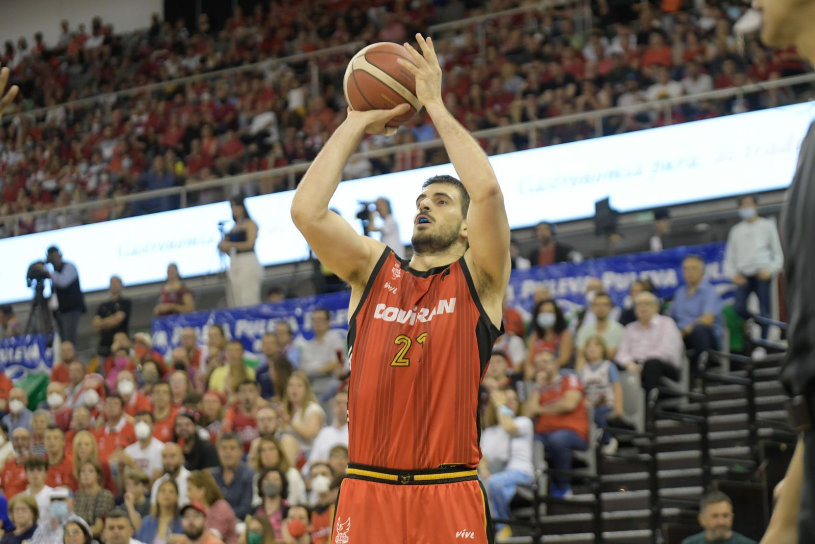 David Iriarte lanza en el duelo del ascenso del Covirán Granada.