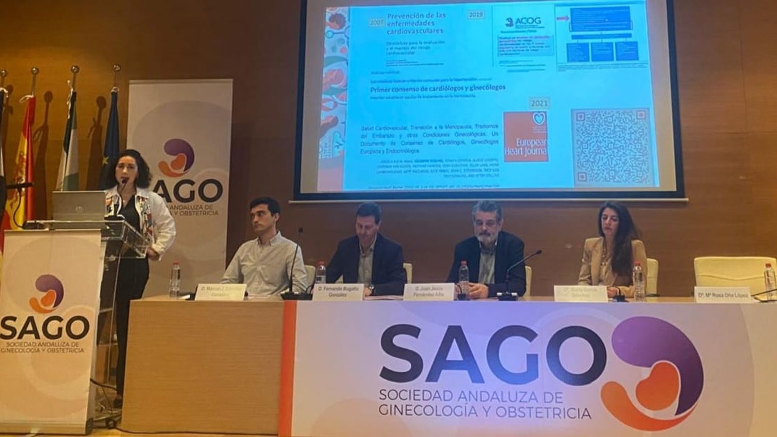 Mesa organizada para este evento con la participación de la doctora Rosa Oña y la jefa de este servicio clínico en el área sanitaria Sur de Sevilla, Rosa Ostos.