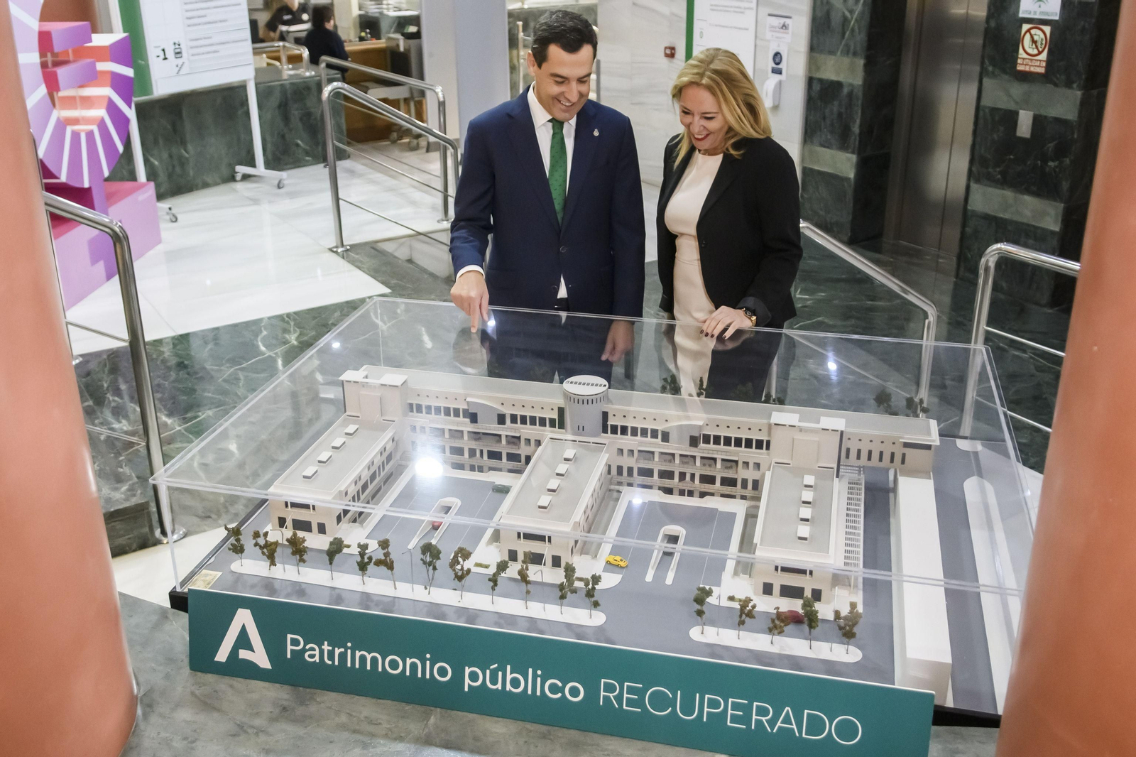 Juanma Moreno y Carolina España.