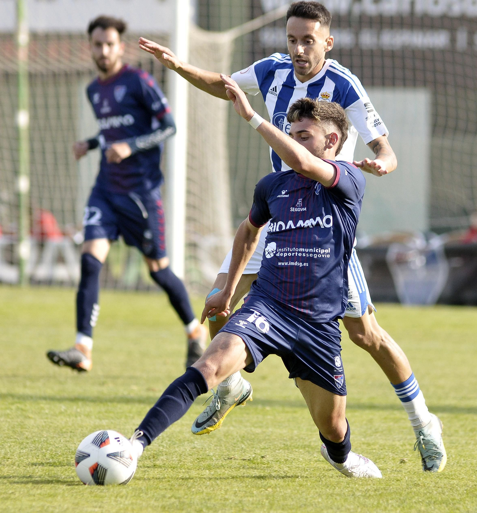 Imágenes del partido entre la Segoviana y el Recre en La Albuera
