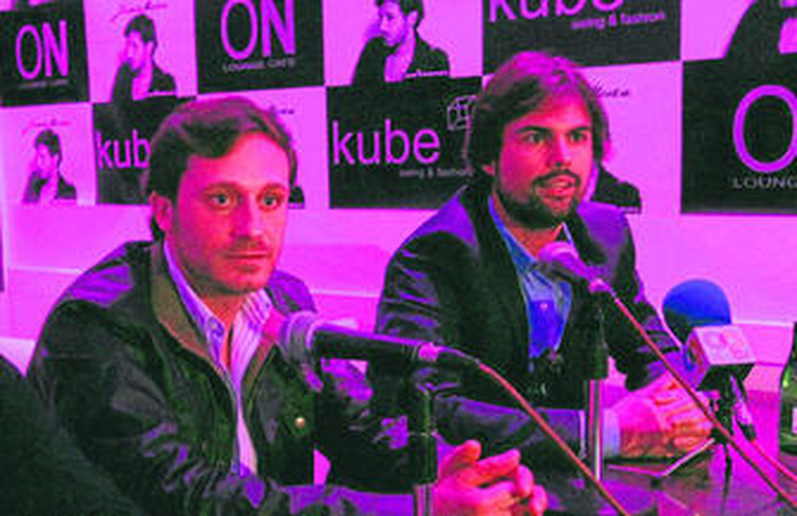 Imagen de Juan Peña junto a Curi Gallardo, ayer en la rueda de prensa en Algeciras.