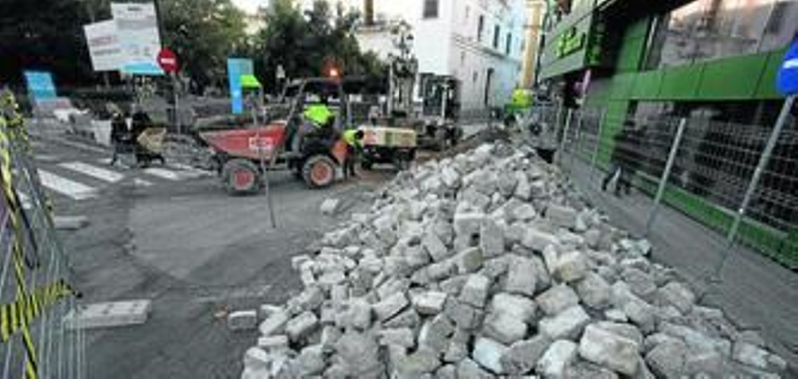 Estado de la obra que Emasesa está realizando en la calle Jesús del Gran Poder.