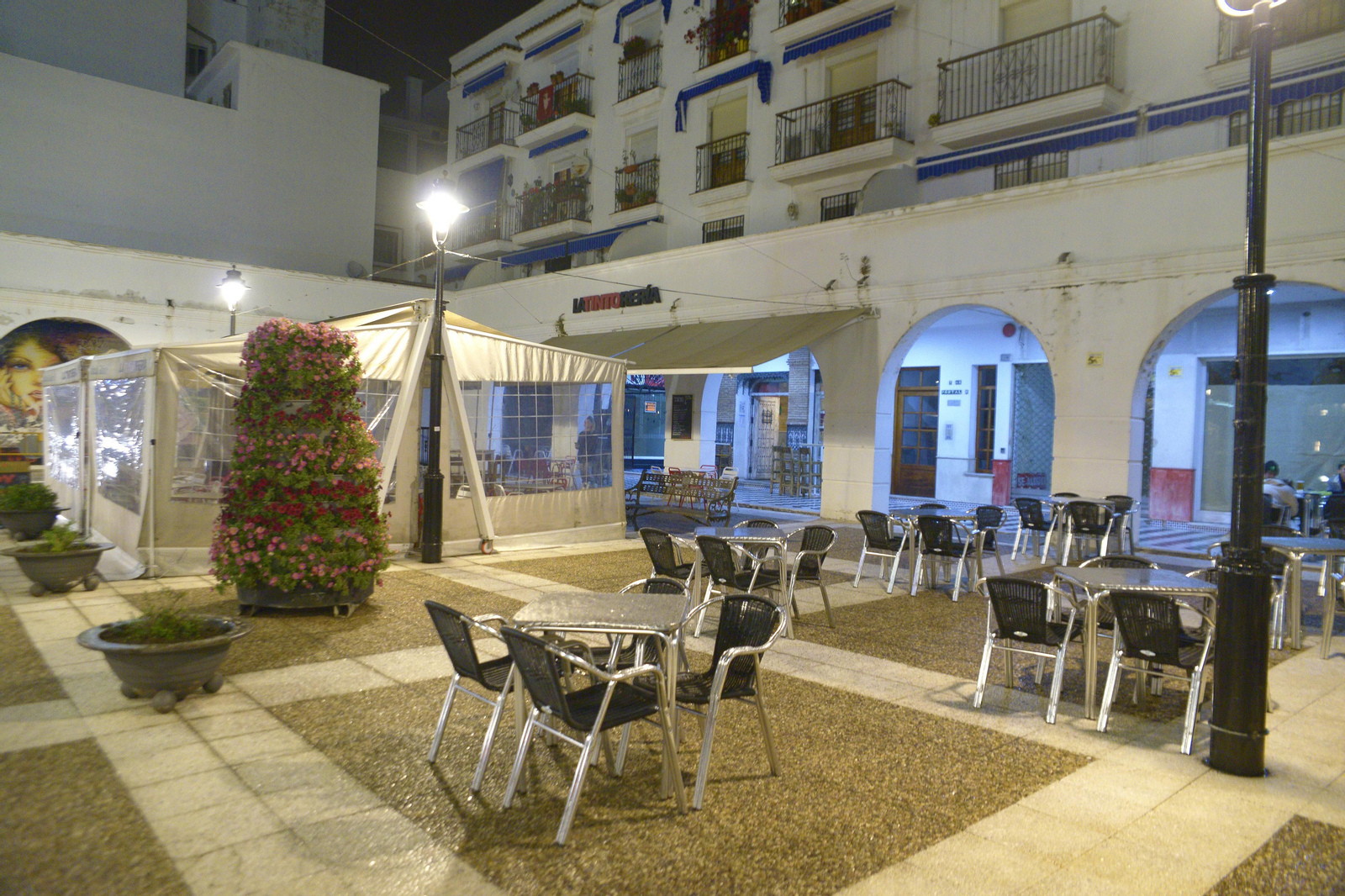 Fotos de ambiente de las calles de Algeciras el primer fin de semana de horario nocturno.