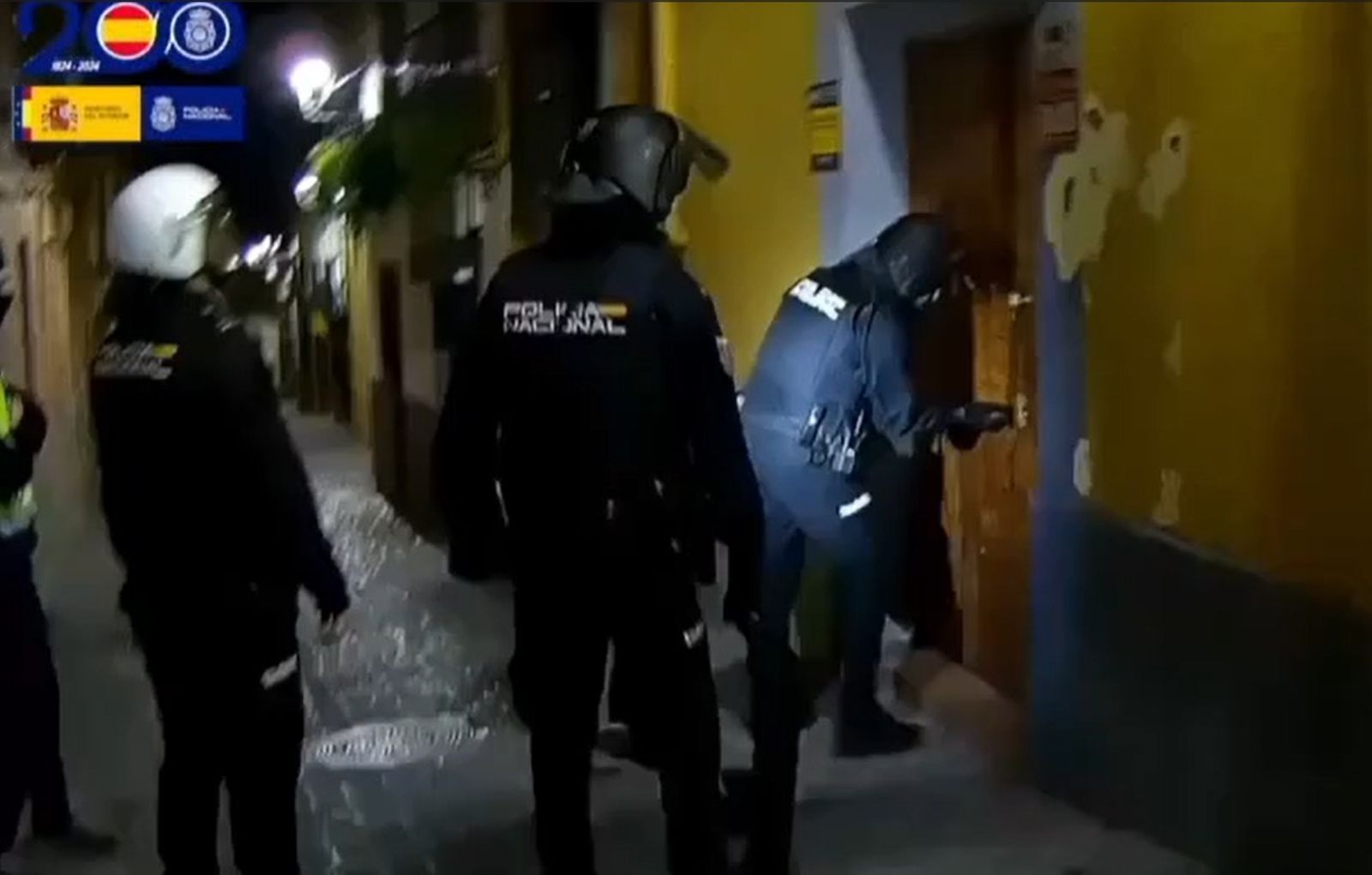 Agentes de la Policía Nacional accediendo a la vivienda de los atracadores.