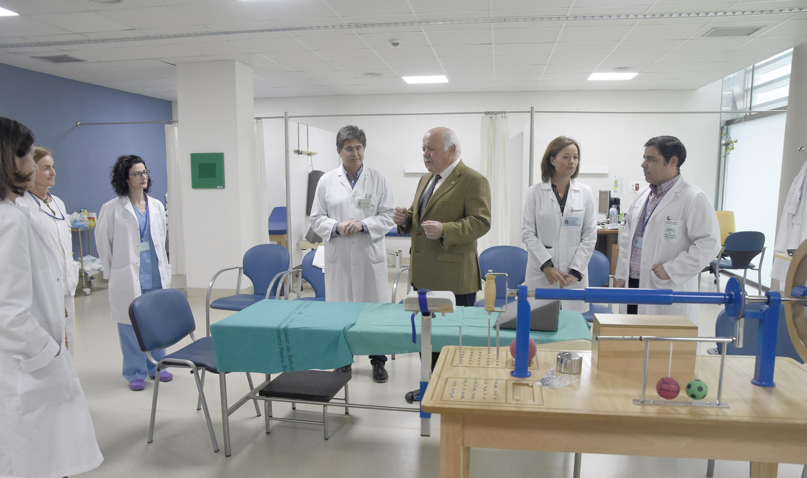 El consejero de Salud, Jesús Aguirre, habla con varios médicos. El consejero de Salud, Jesús Aguirre, habla con varios médicos.