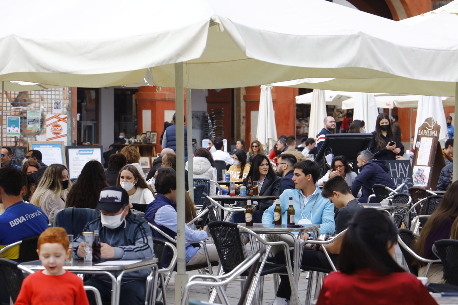 El buen tiempo llena las calles y terrazas en el primer día del Puente de Andalucía en Córdoba