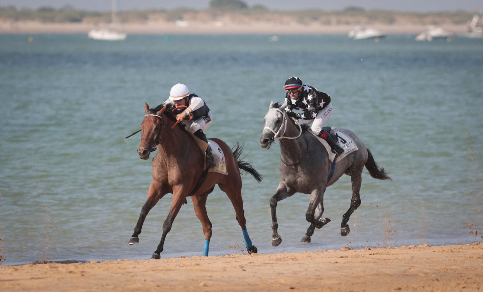 Imágenes de la última jornada del primer ciclo de las Carreras de Caballos de Sanlúcar 2025