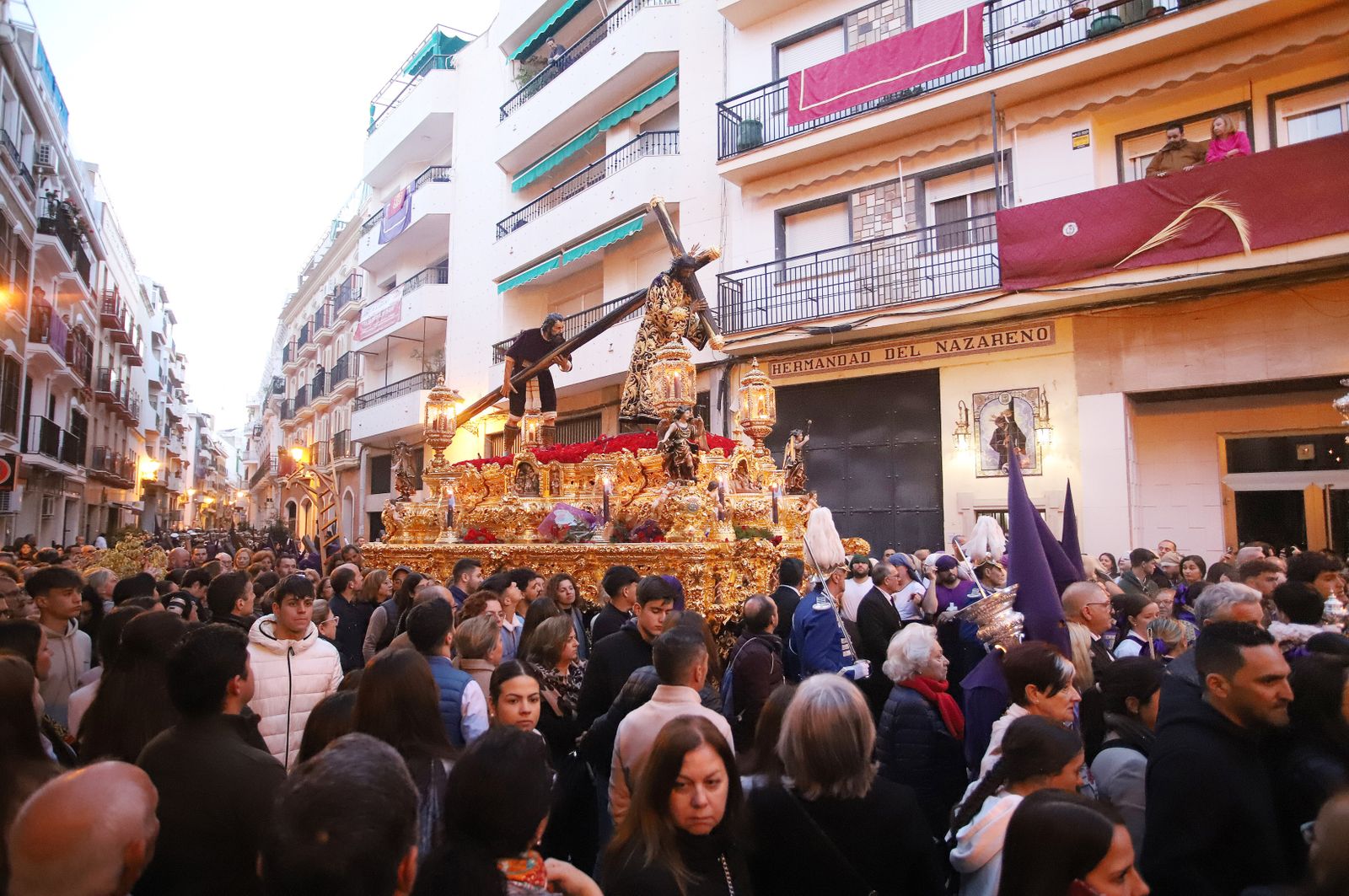 La Hermandad El Nazareno en la madrugá de la Semana Santa de Huelva 2023, en imágenes
