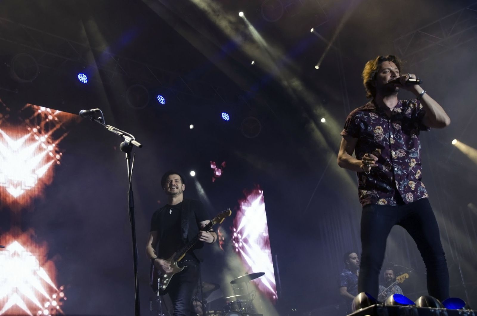 El cantante onubense acompañado de dos de sus músicos durante el gran concierto ofrecido en Almería.