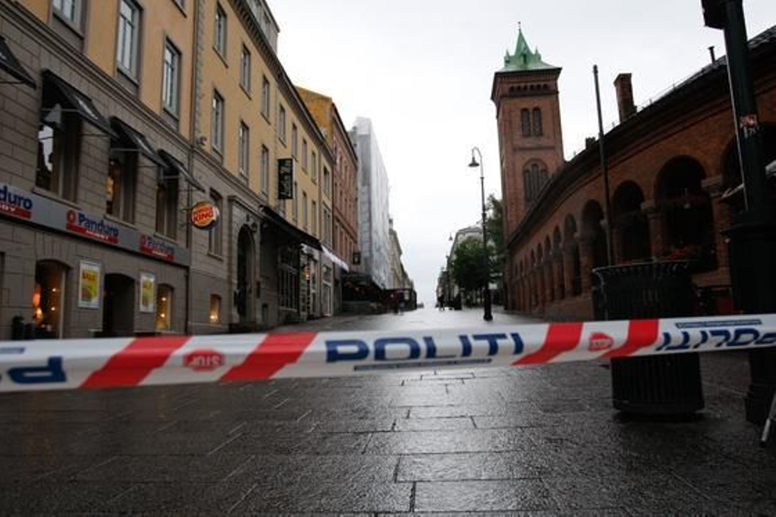 Dos ataques sacuden la capital noruega, el primero con un coche bomba en el centro de la ciudad y el segundo en un campamento juvenil.

Foto: AFP Photo
