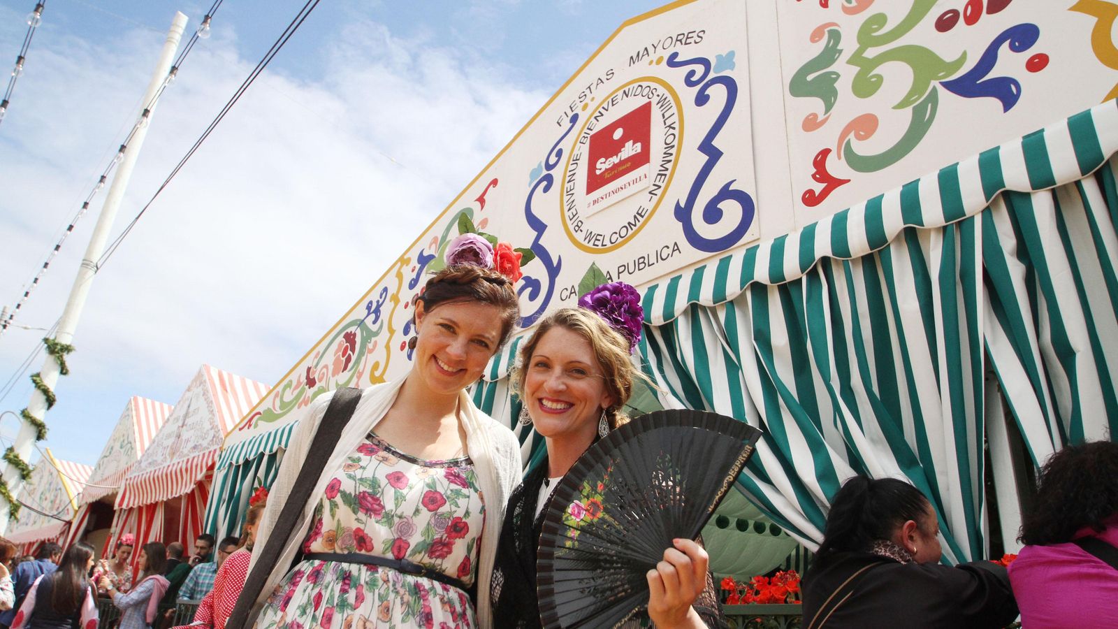 Dos turistas ante una de las casetas de acceso público.
