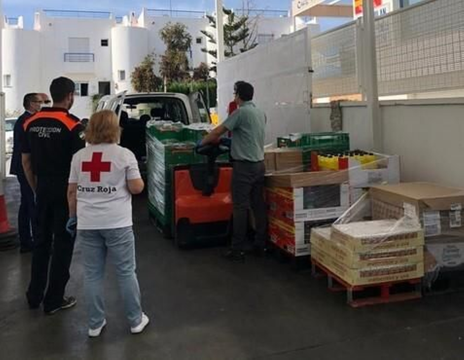 Momento de la donación de los alimentos.