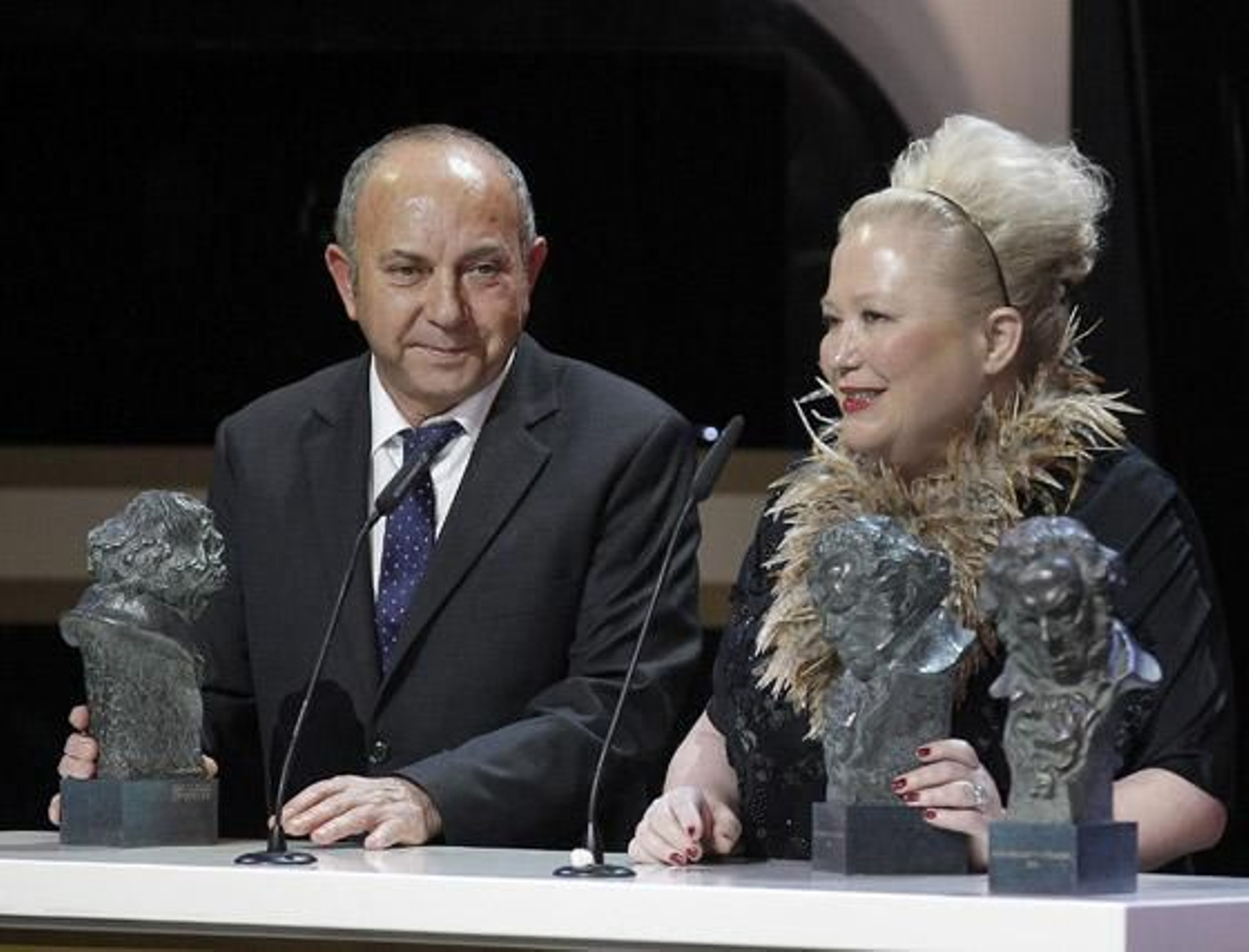 Sylvie Imbert y Fermín Galán reciben el Goya al mejor maquillaje y peluquería, por su trabajo en 'Blancanieves'. / EFE