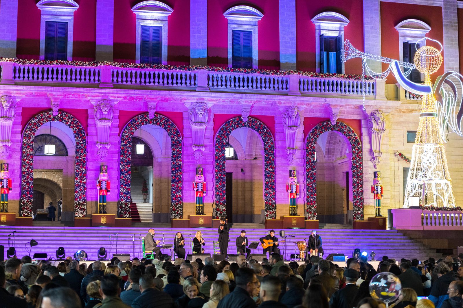 Doble sesión de zambombas navideñas en la plaza del Rey de San Fernando