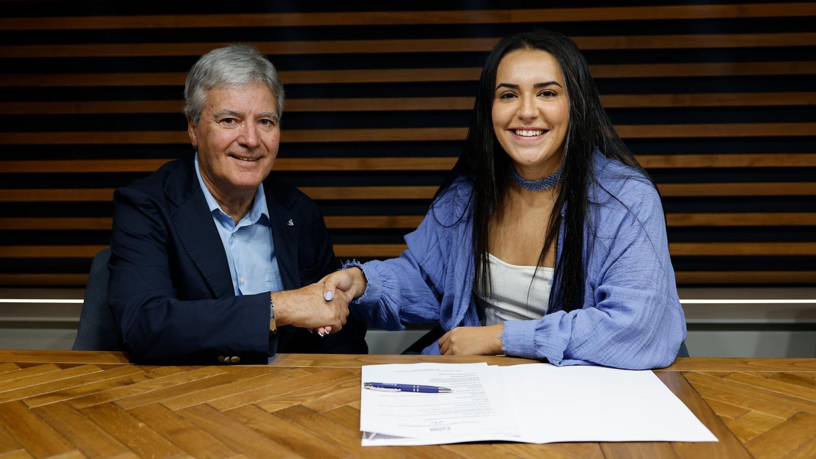 Águeda González firma su renovación.