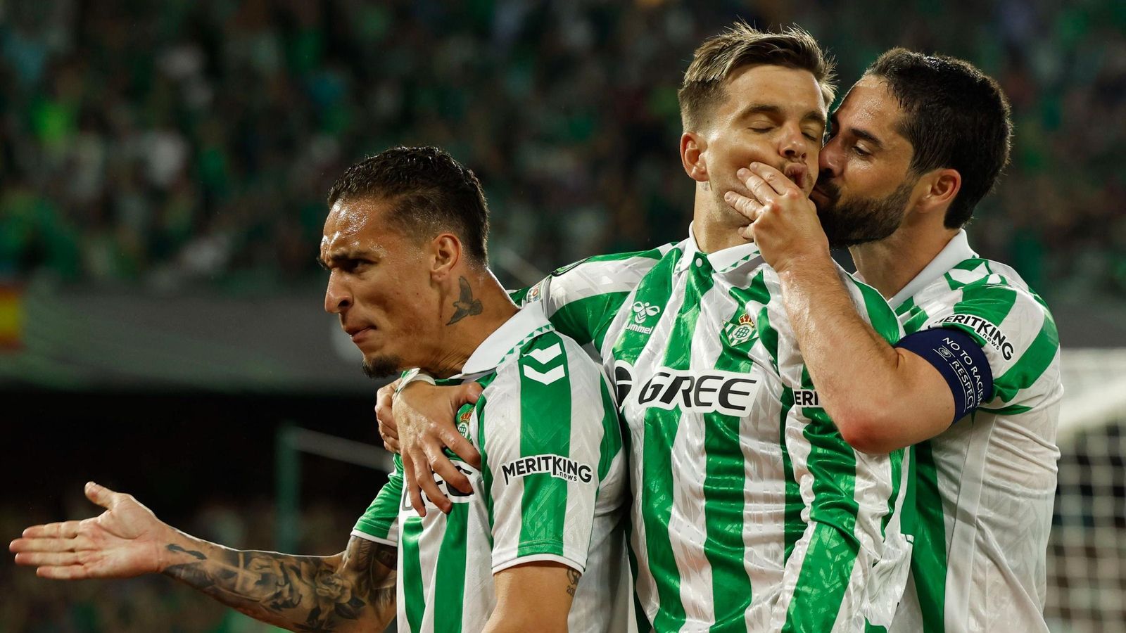 Antony, Lo Celso e Isco celebran uno de los goles marcados ala Fiorentina. Antony, Lo Celso e Isco celebran uno de los goles marcados ala Fiorentina.