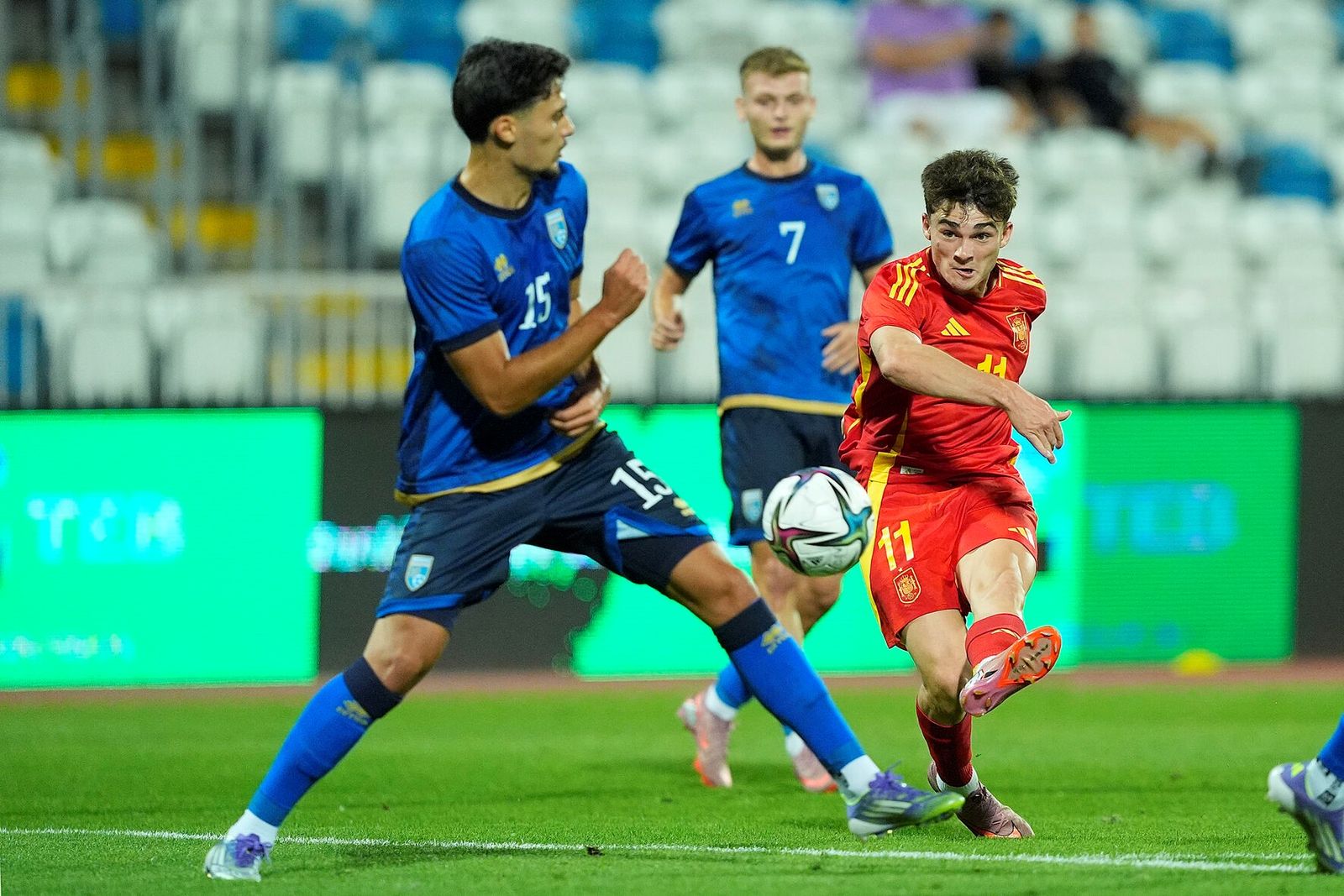 Joel Roca, autor del 0-1, dispara ante el kosovar Shala.