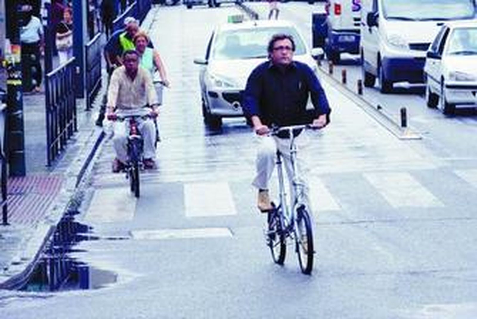 Los concejales socialistas, en bici, critican la eliminación de los carriles.