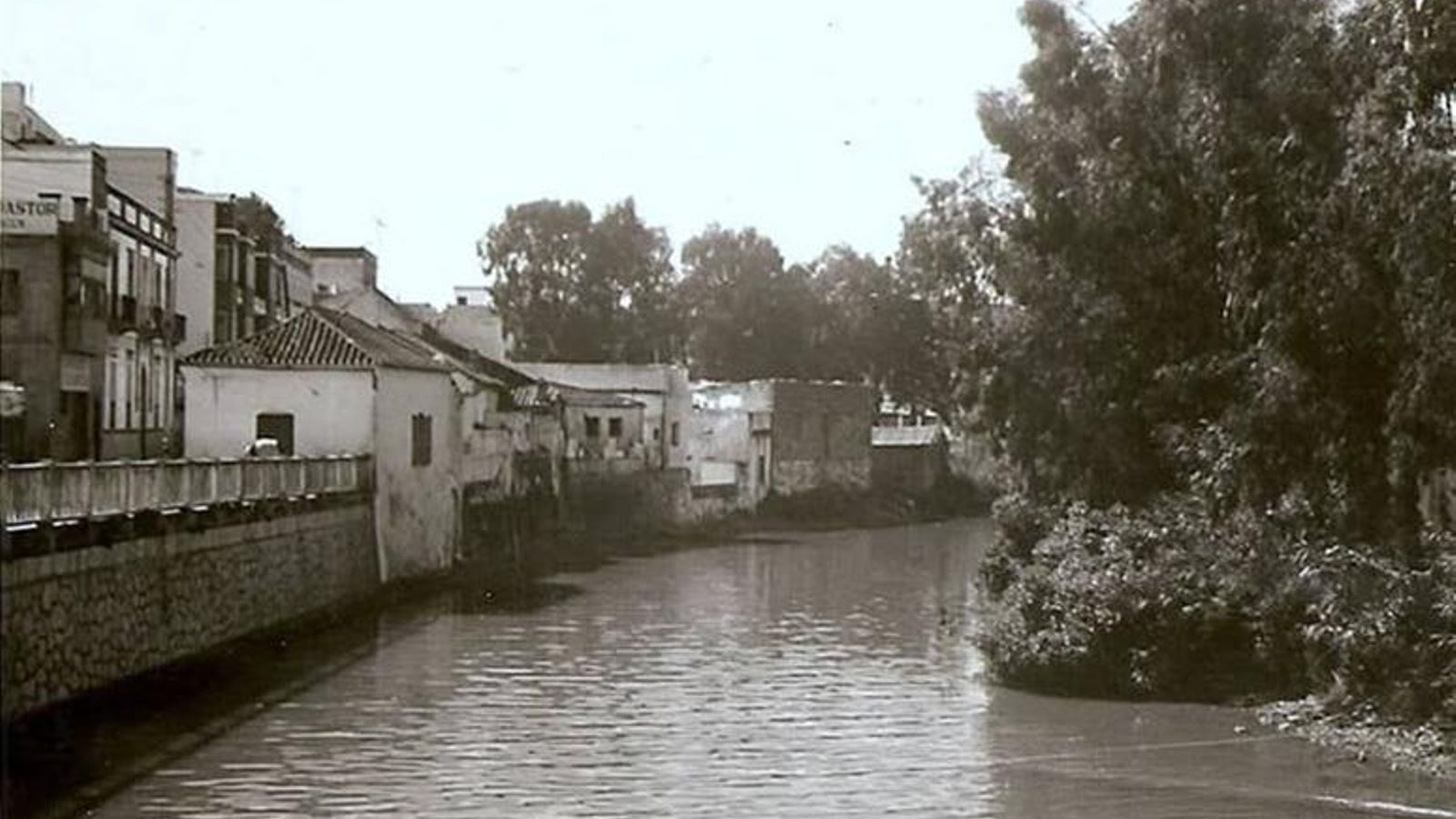 Tras la desaparición del Varadero, se edificó el cuartel de transeúntes en la zona arbolada de la derecha. Tras la desaparición del Varadero, se edificó el cuartel de transeúntes en la zona arbolada de la derecha.