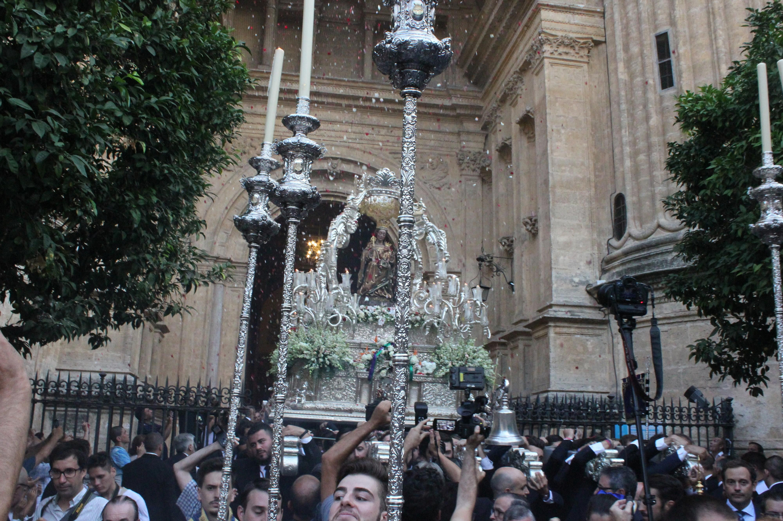 La Patrona sale desde el interior de la Catedral en su procesión.