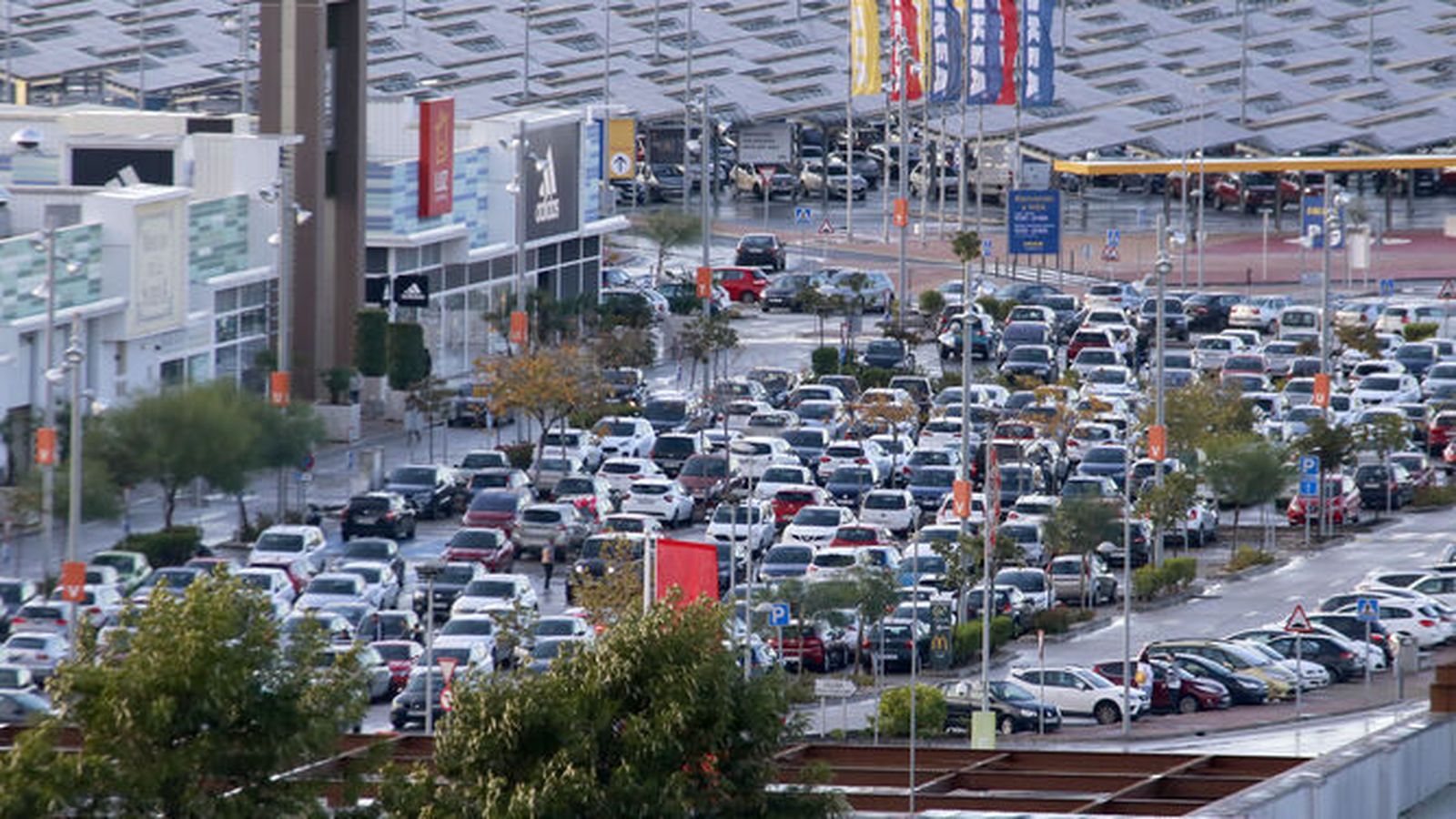 Imagen reciente de uno de los aparcamientos del parque comercial Luz Shopping.