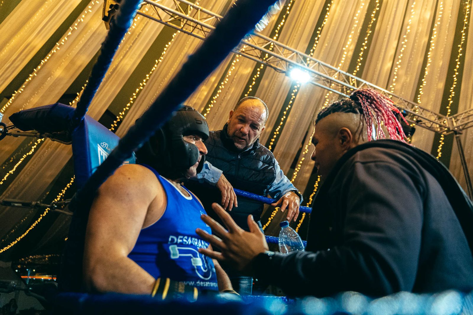 En imágenes: golpes solidarios en una impresionante White Collar Boxing