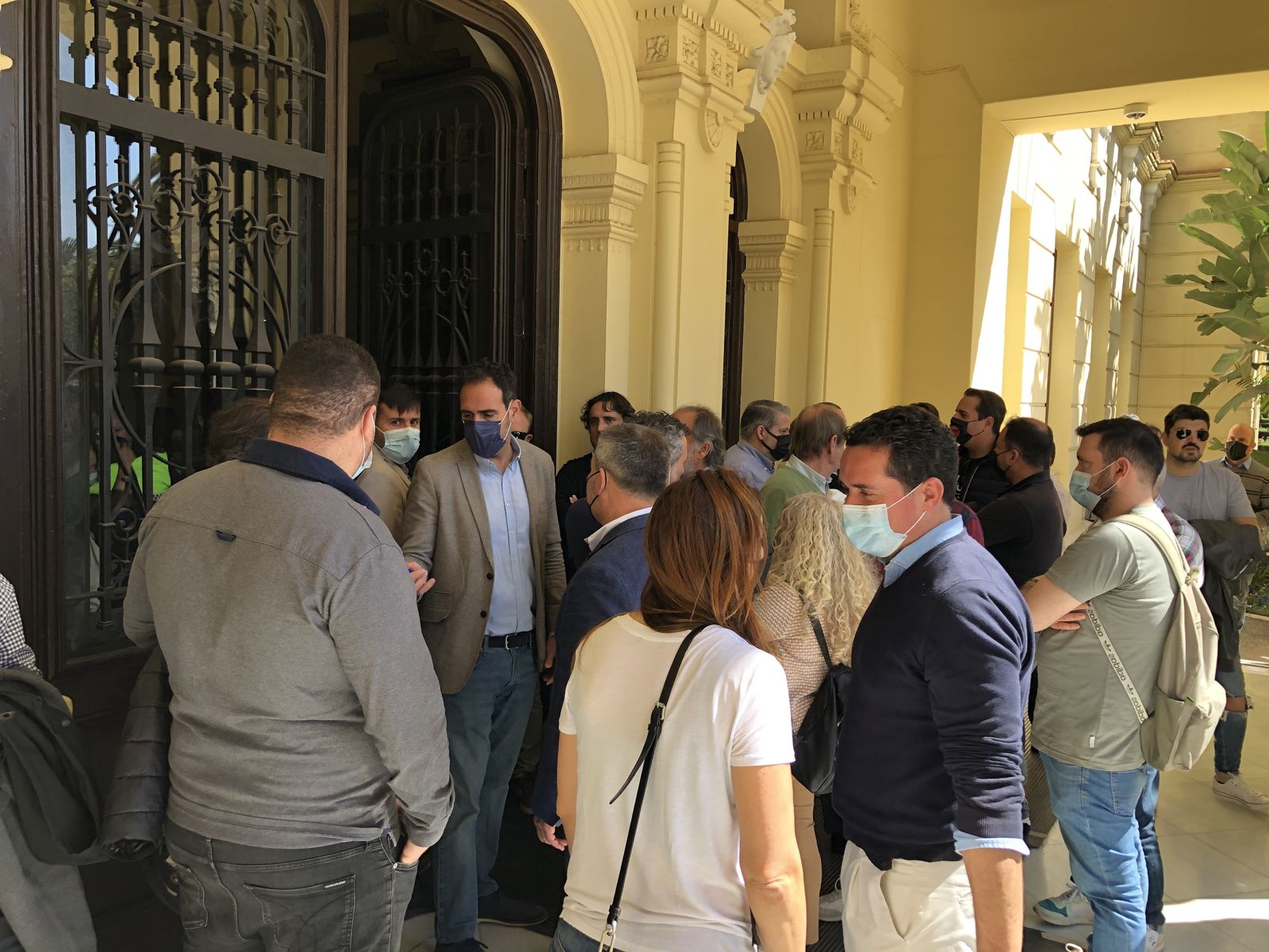 Varios hosteleros esta mañana en el Ayuntamiento momentos antes de la reunión con De la Torre