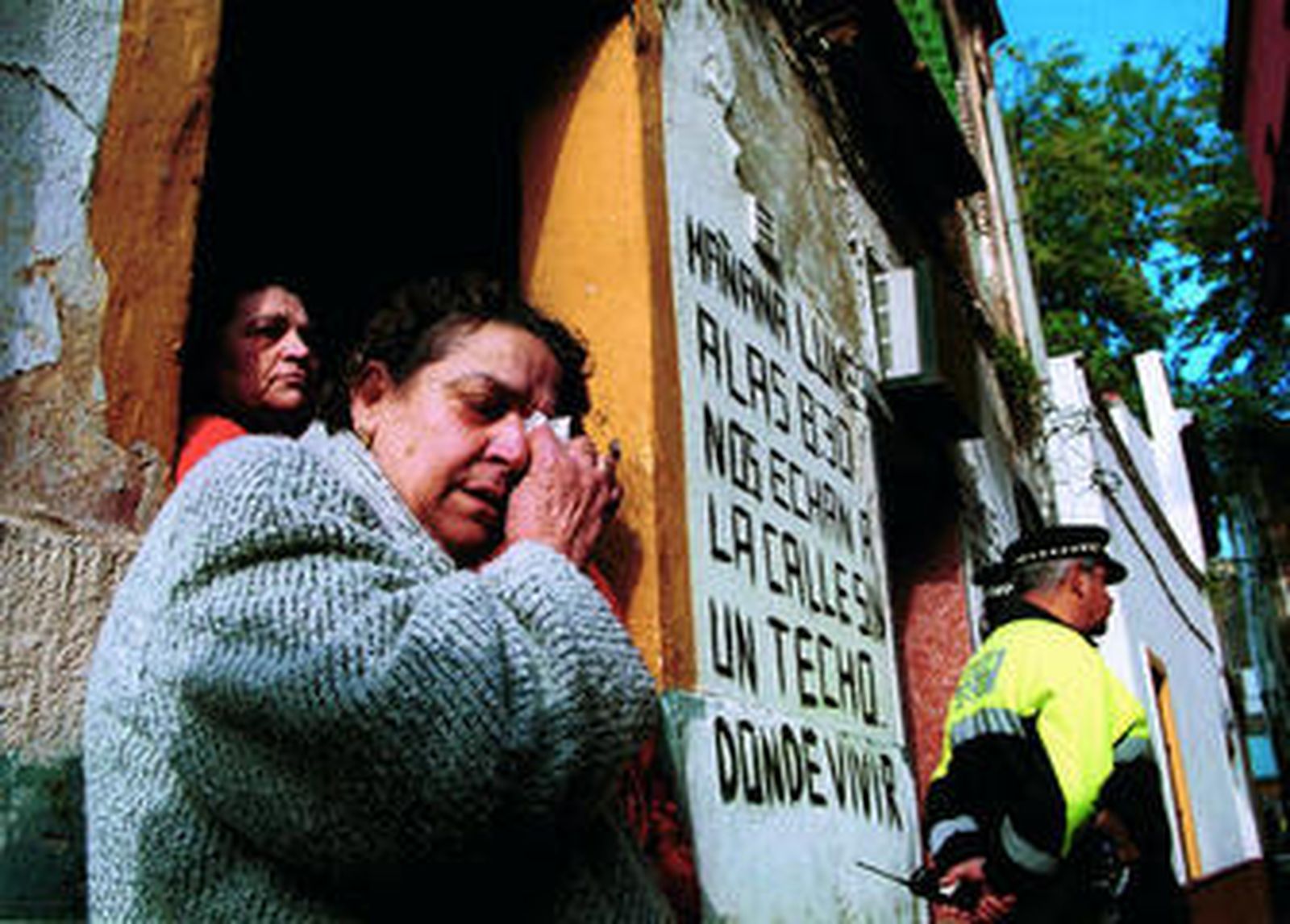Desahucio en un edificio en el barrio sevillano de Triana.