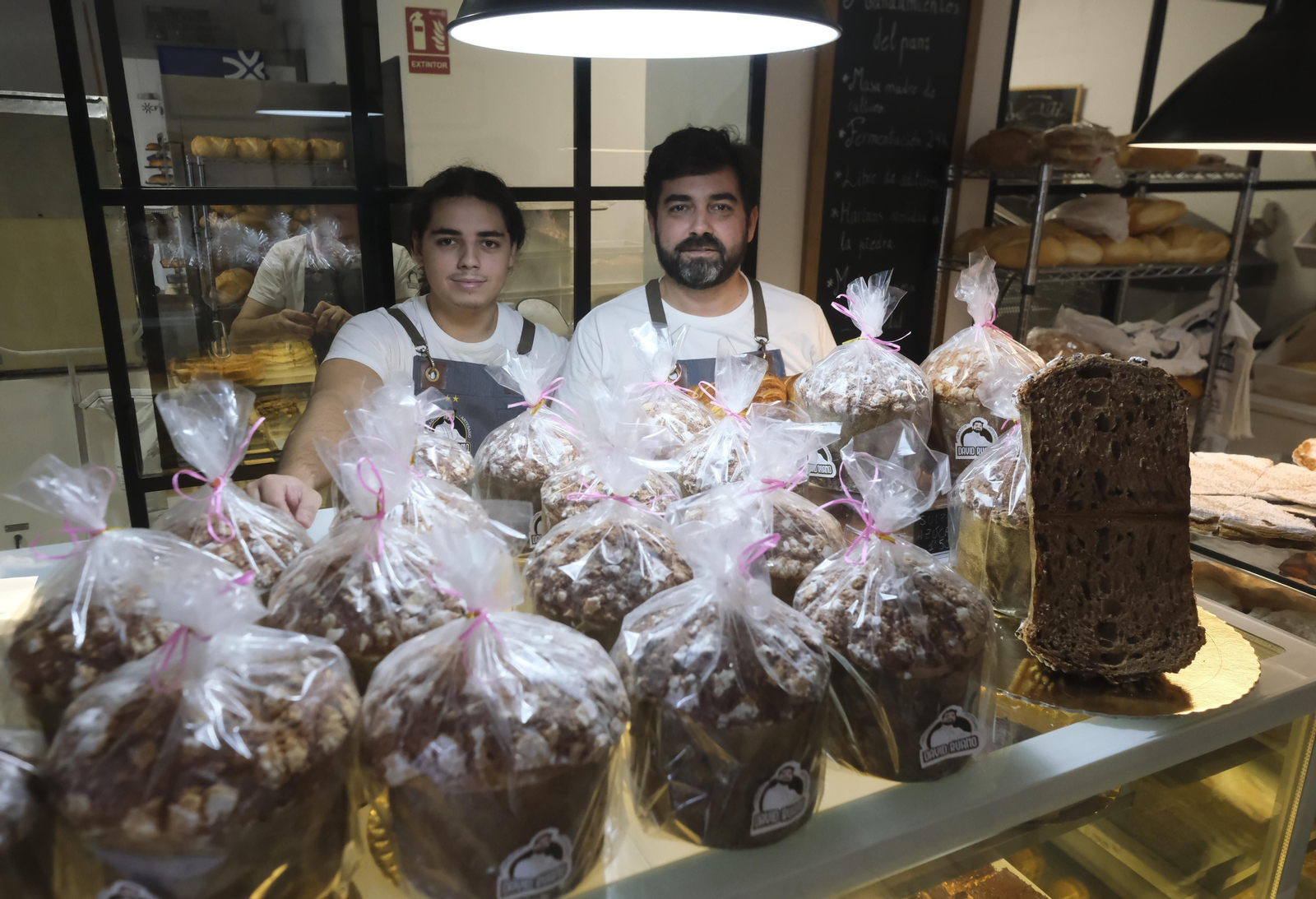 David Ruano y su hijo David llevan más de un año diseñando y haciendo pruebas para dar con el panettone perfecto