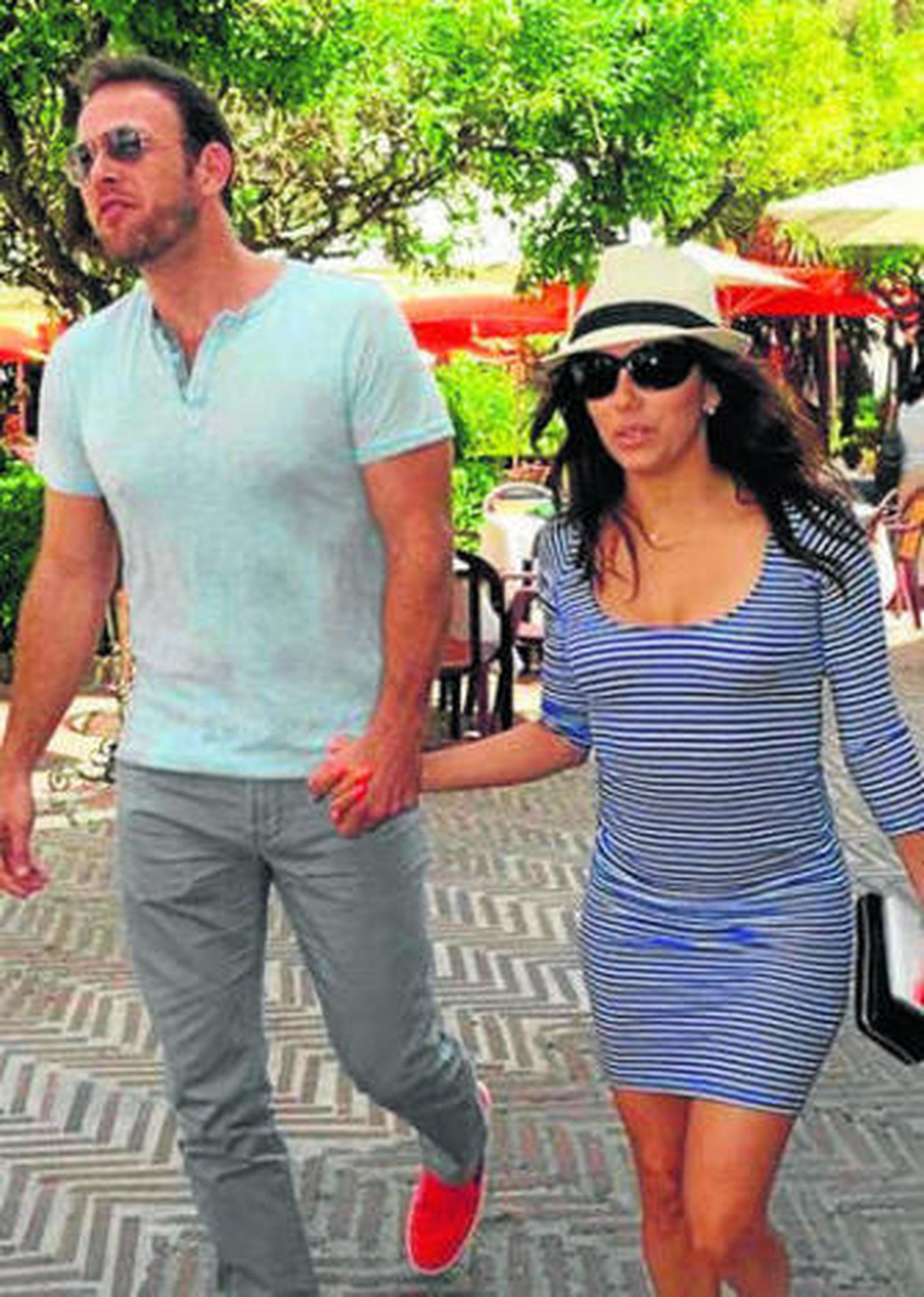 Longoria con mini y borsalino, un 'look' de lo más veraniego.