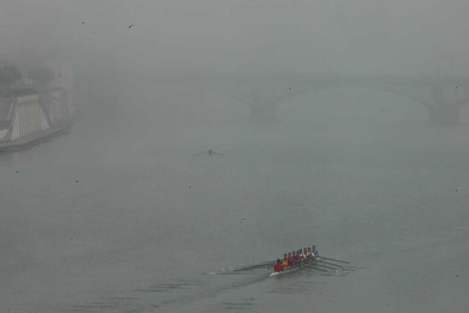 La niebla cubre el río Guadalquivir en Sevilla.