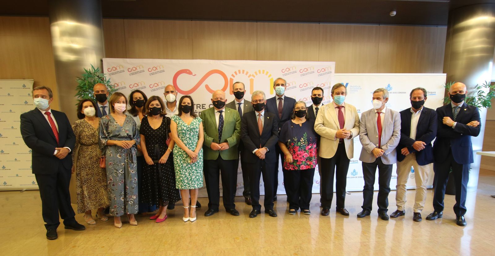 Foto de familia de los homenajeados en el Día de la profesión médica.