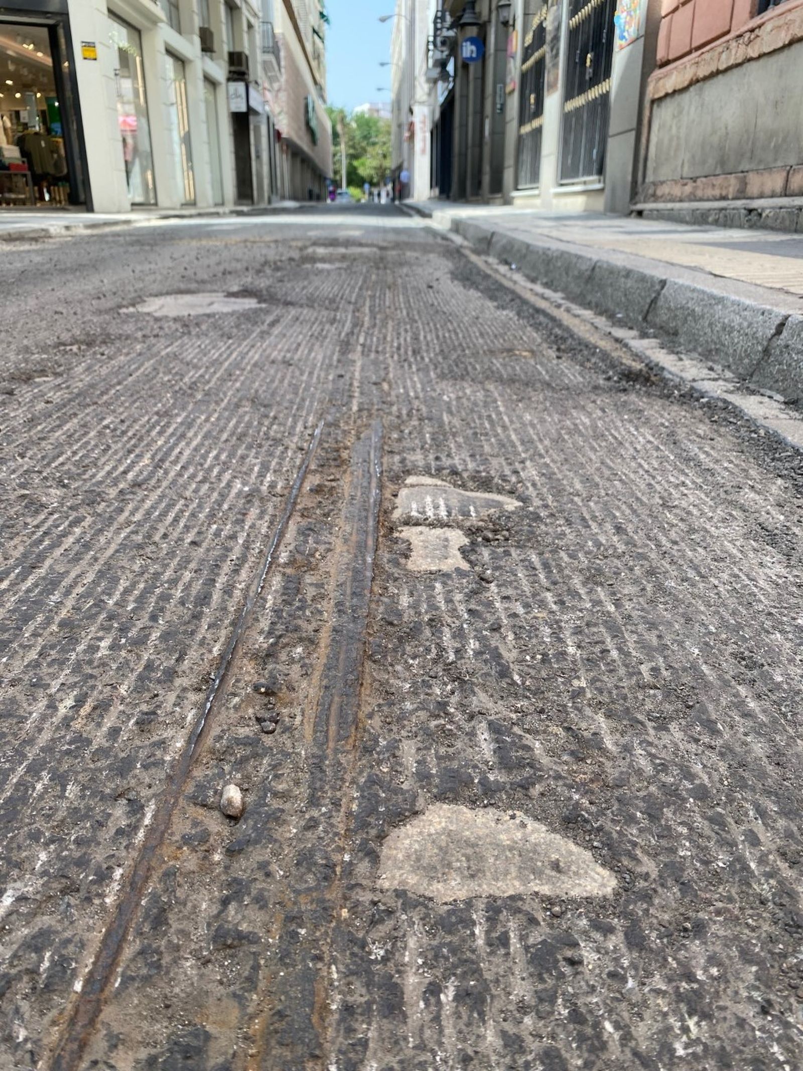 La huella del tranvía de Sevilla aflora en la calle Méndez Núñez.