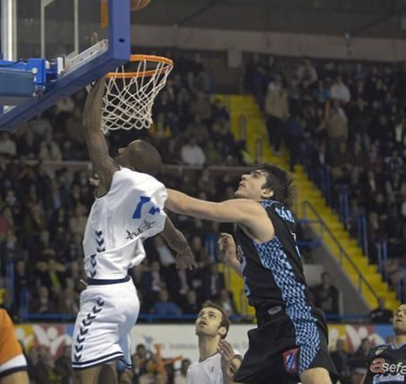 Calloway lanza a canasta a pesar de la negativa de Suarez.

Foto: Manuel Gómez
