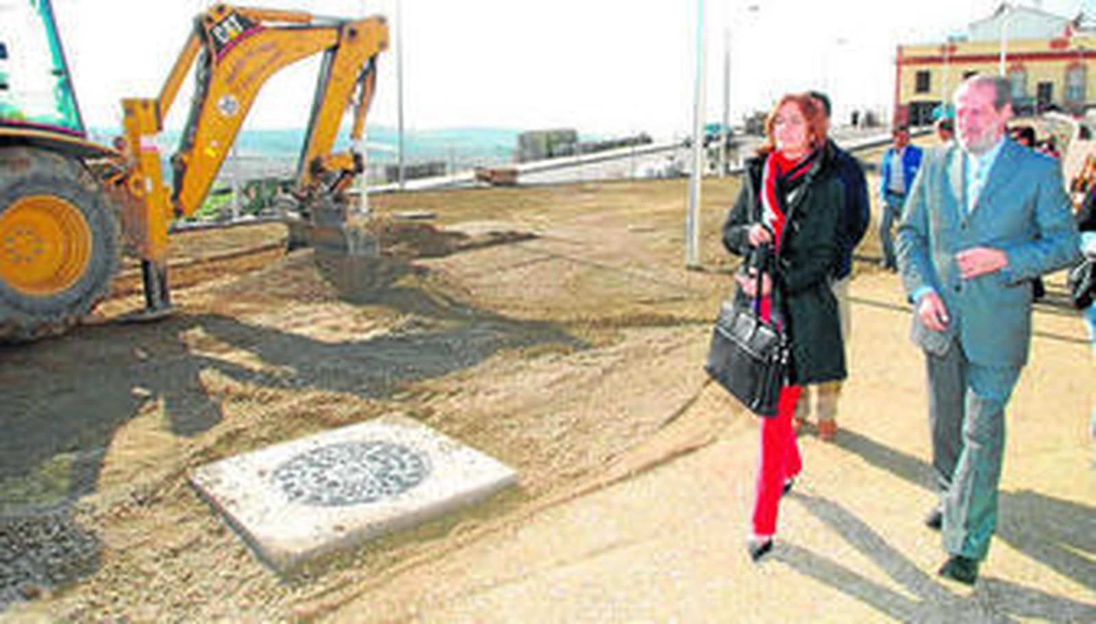 El presidente de la Diputación junto a la alcaldesa de Lebrija, María José Fernández, durante la visita a unas obras en ese municipio.