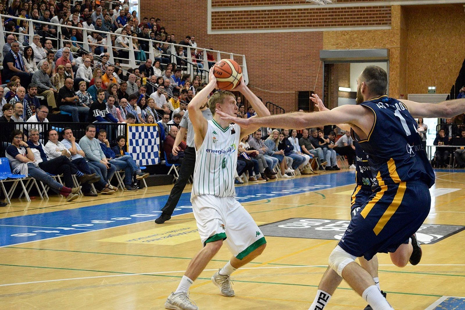 Borg busca a un compañero al que pasar la pelota defendido por dos dos jugadores del Oviedo.