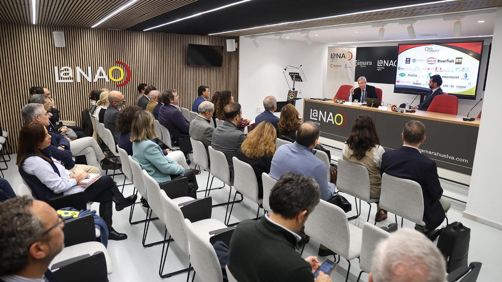 Un momento de la conferencia organizada por el Club Cámara Huelva.