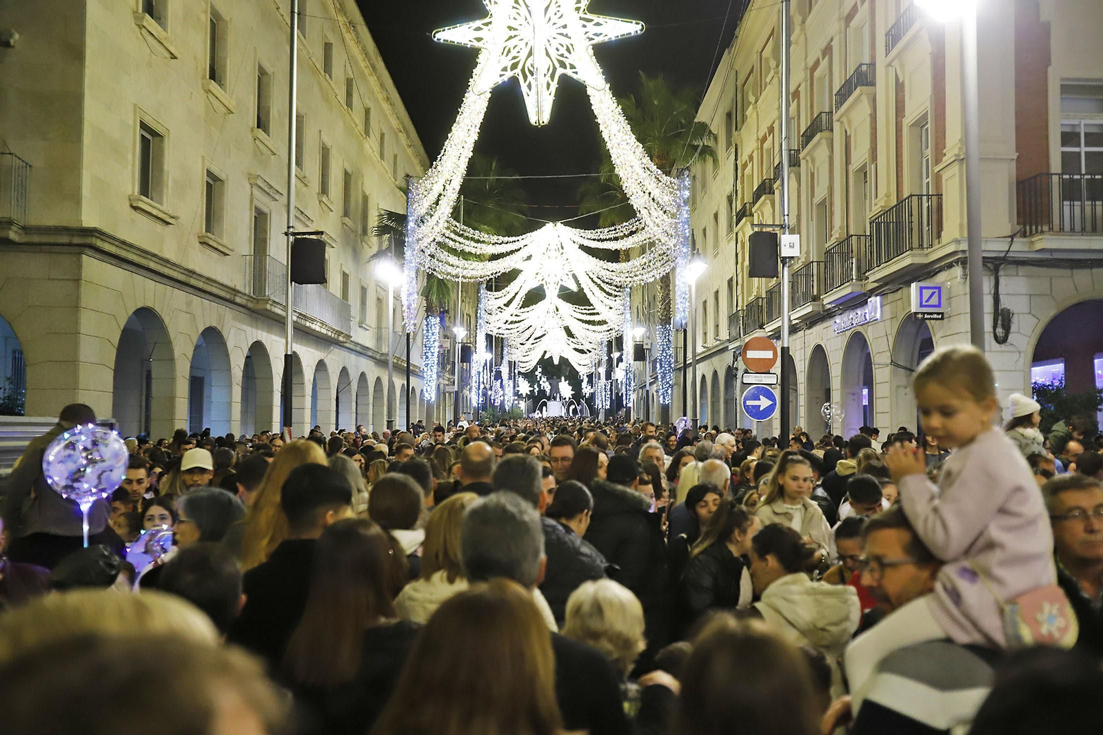 Imágenes del alumbrado navideño en las calles de Huelva