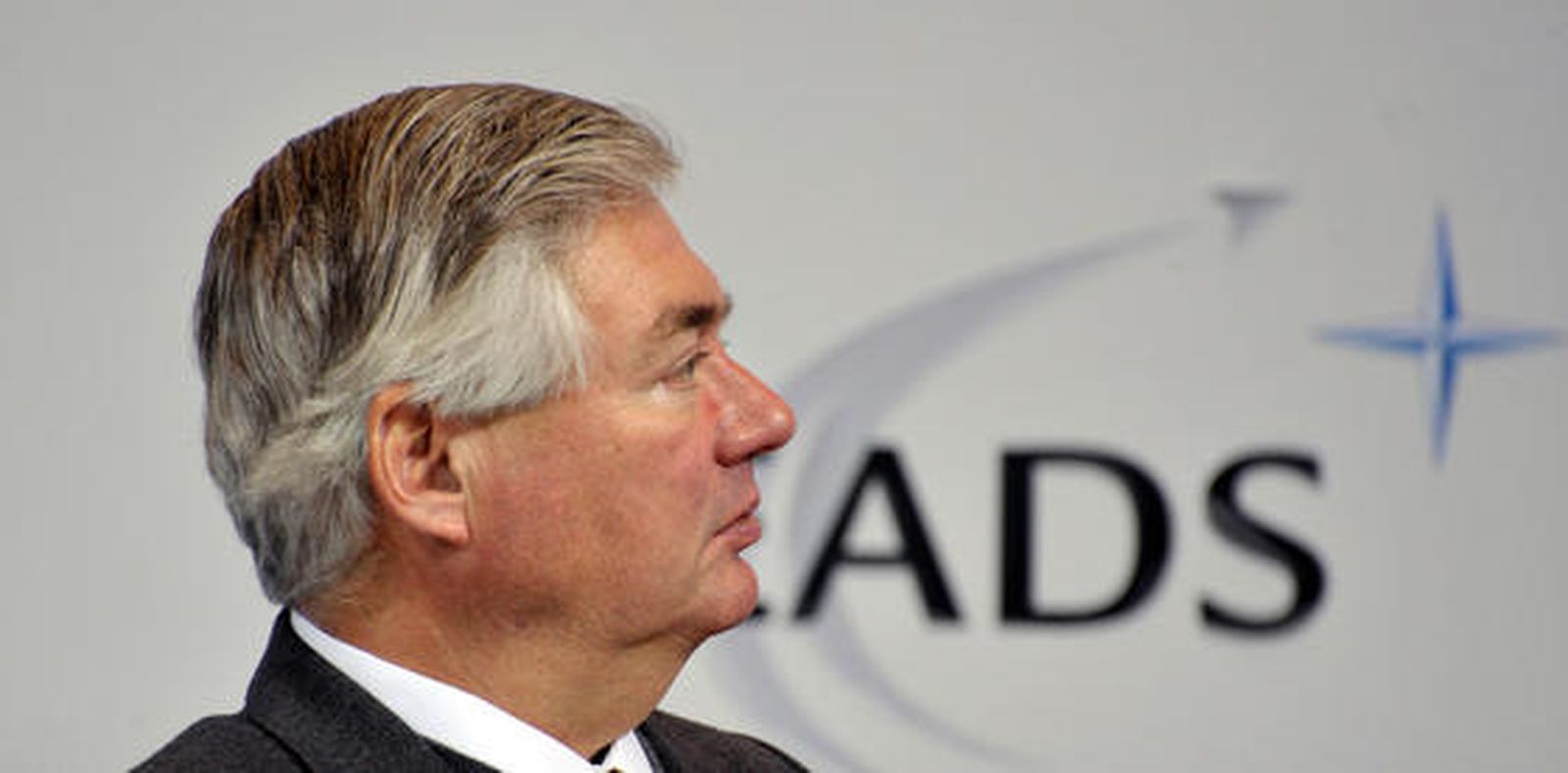 El presidente de EADS, Louis Gallois, acompañado del presidente de Airbus, Thomas Enders y el presidente de la división militar del fabricante europeo de aviones, Domingo Urena-Raso, ha fijado el 31 de enero de 2010 como fecha final para las negociaciones con los gobiernos europeos.

Foto: Agencias/ Jose Ángel García