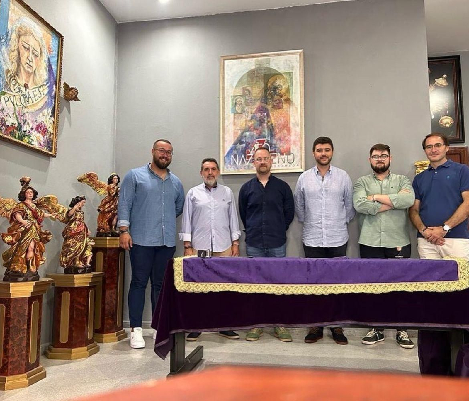 Firma del contrato entre la hermandad y miembros de la formación musical