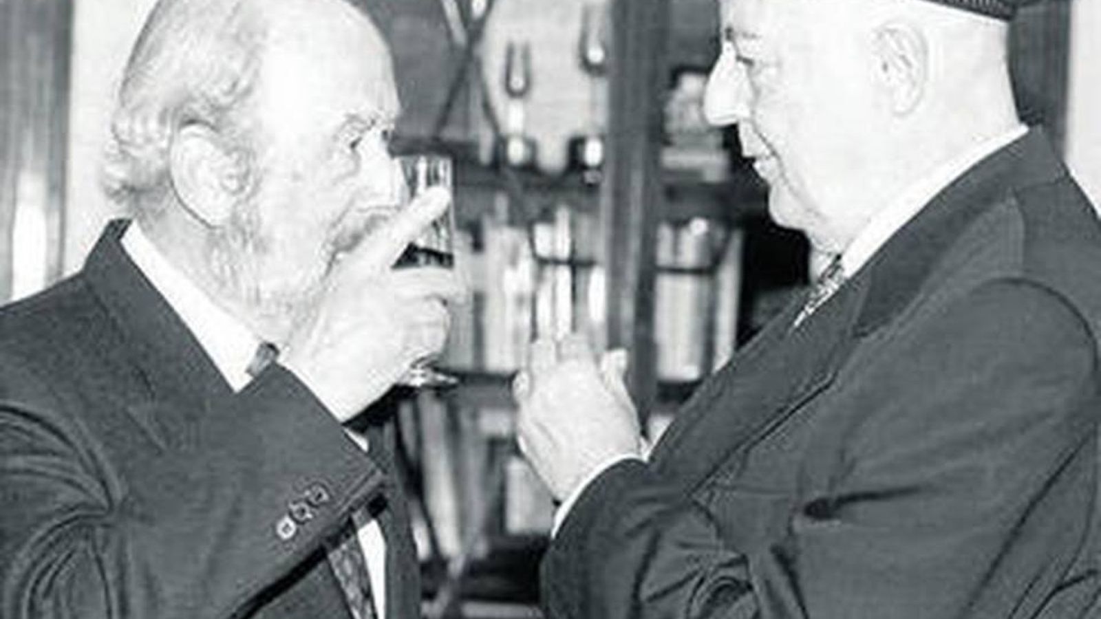 Brindando con el escritor, y amigo, Fernando Quiñones.