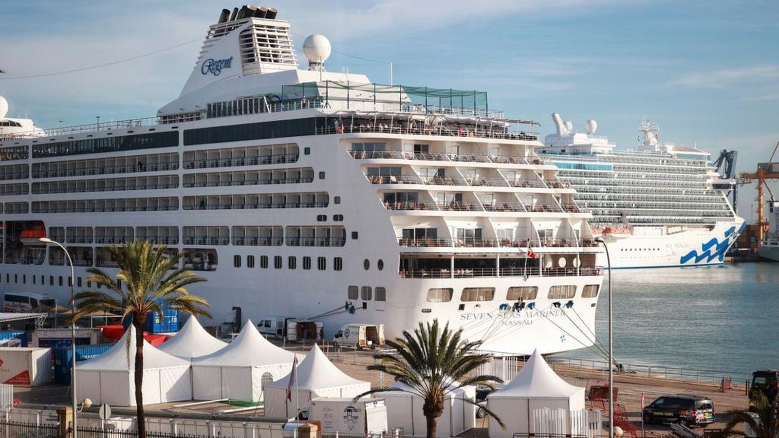 El Seven Seas Mariner compartió el Muelle Ciudad con todos los preparativos para la Gran Regata
